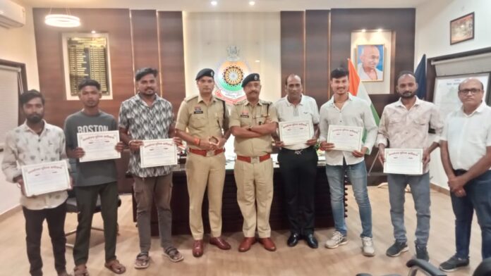जान बचाने वालों को प्रशस्ति पत्र देकर सम्मानित करते एसपी