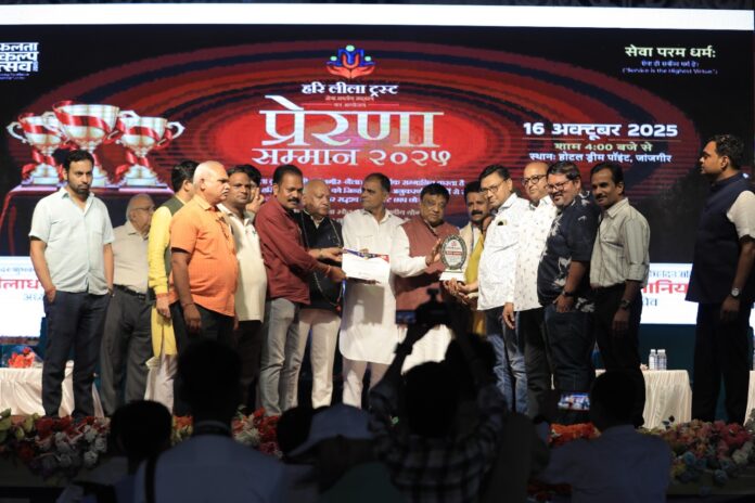 IMG-20251019-WA0038 सामाजिक संस्था को सम्मानित करते लीलाधर सुल्तानिया