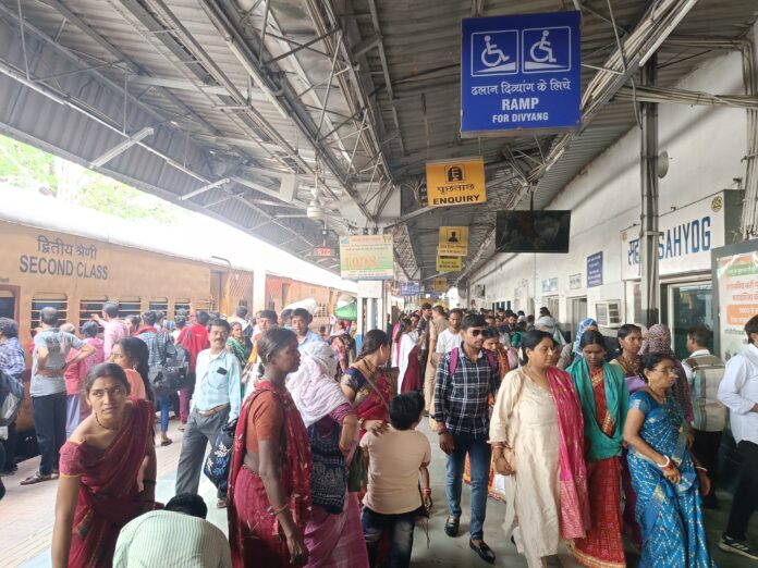 IMG20250622100932 ऐसी लगती है यात्रियों की भीड़
