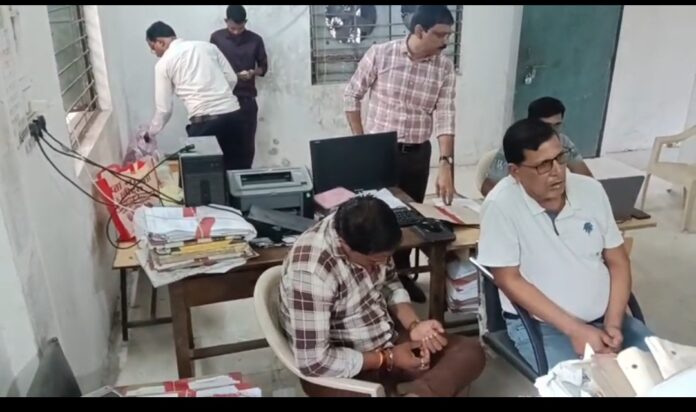 Screenshot_2025-10-30-14-40-52-03_6012fa4d4ddec268fc5c7112cbb265e7~2 सफ़ेद शर्ट में अमीन पटवारी बिहारी सिंह व सिर झुकाये ऑपरेटर राजकुमार