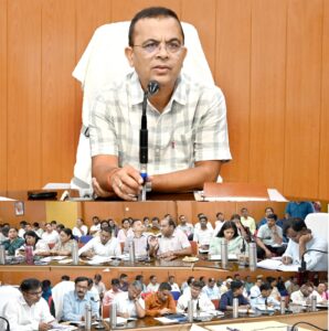 TL की बैठक में निर्देश देते कलेक्टर व उपस्थित अधिकारी