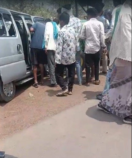 दुर्घटना के बाद लगी भीड़