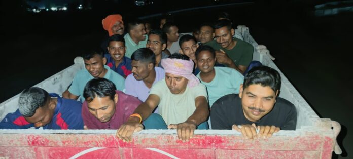 ट्रैक्टर में बरातियों के साथ पुलिस कर्मी