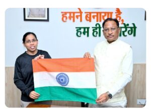 मुख्यमंत्री ने अमृता को भेंट किया तिरंगा 